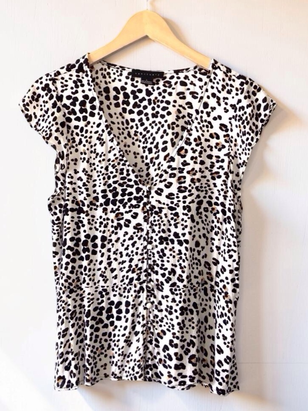 Sanctuary Black & White Leopard-Spot V-Neck Cap Sleeve Top